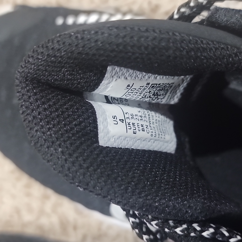 Nike Boy's Black and White Athletic Sneakers - Picture 6 of 6